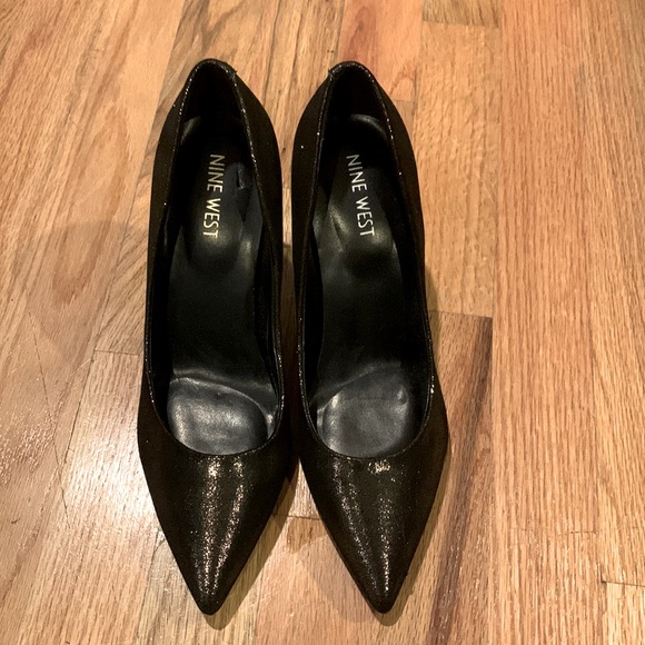 Nine West Shoes - Nine West black heels with gold sparkles size 7-1/2